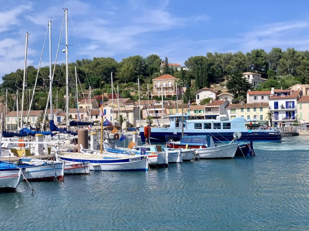 Location appartement d'hôtes à Saint-Mandrier-sur-Mer presqu'île de charme dans le Var (photo du port du village)