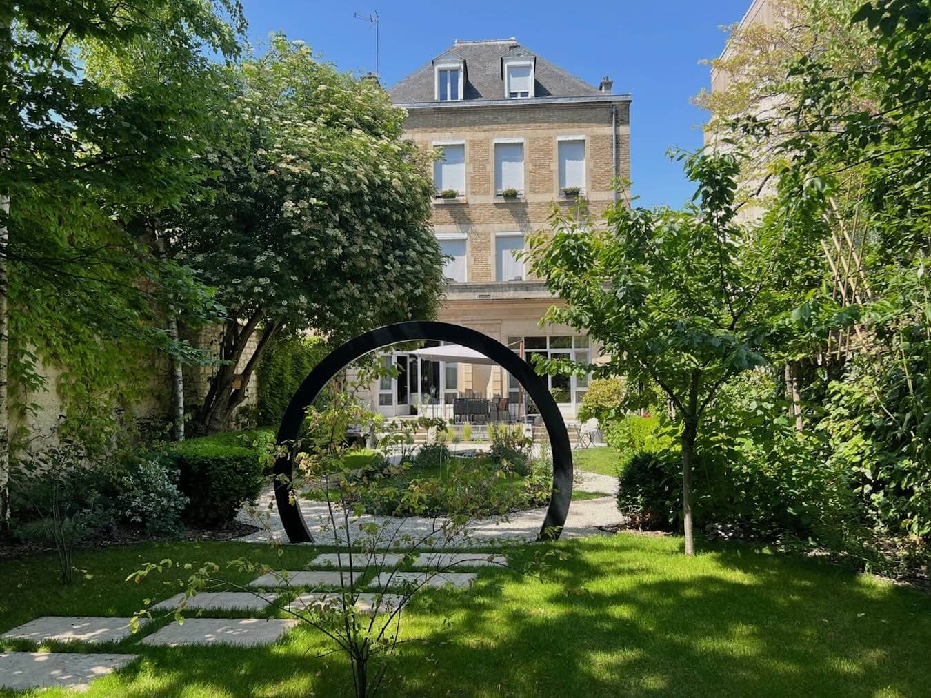 La Demeure des Sacres, chambres d'hôtes de charme au coeur de Reims en Champagne (le jardin en été)