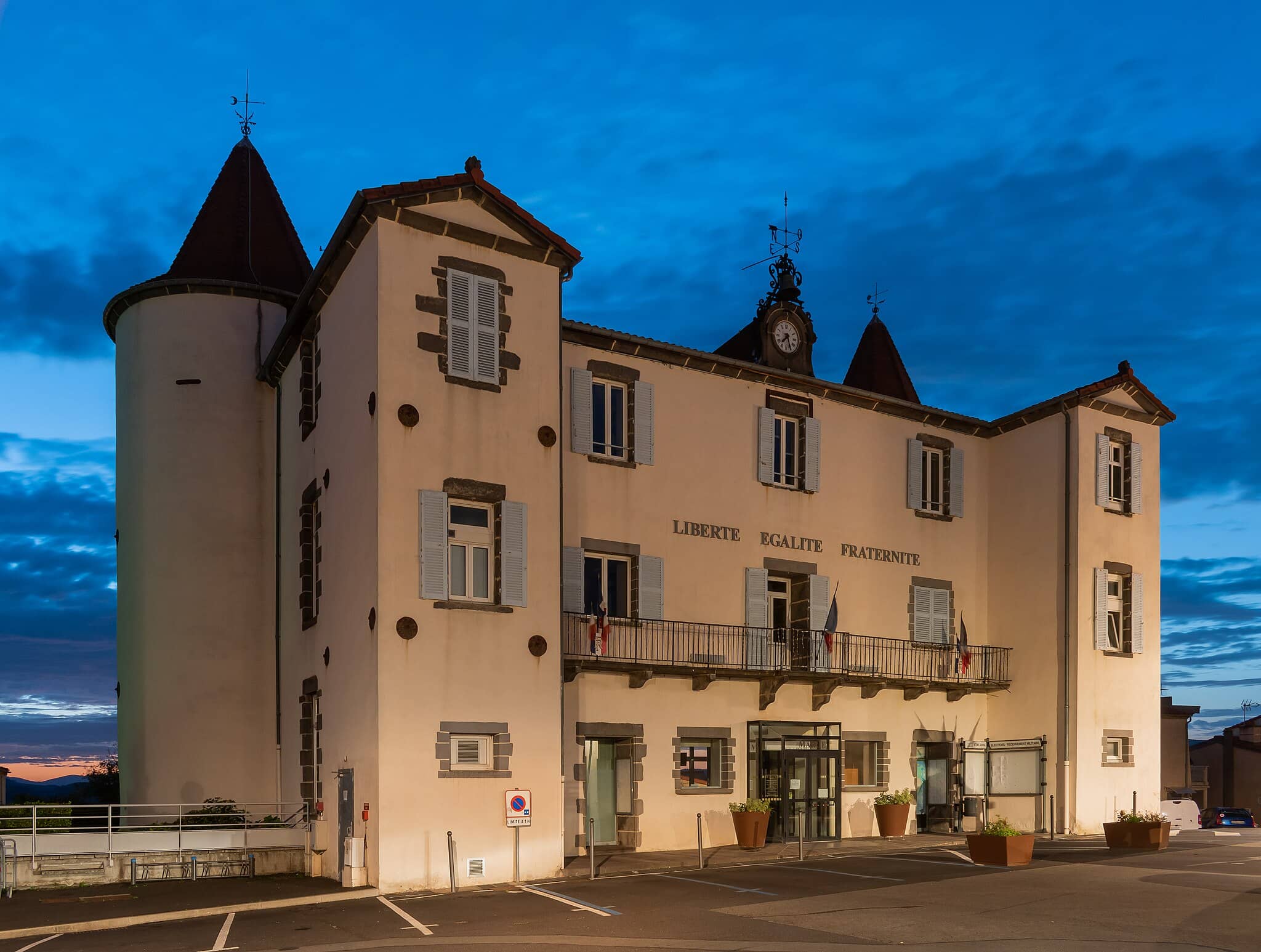 Mairie de Cournon-d'Auvergne (Puy de Dôme), photo de Krzysztof Golik