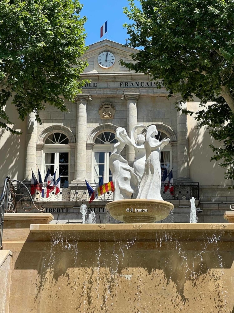 Fontaine des demoiselles et mairie de Lorgues (Var)