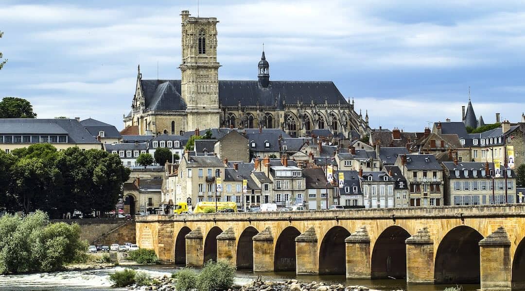 La Loire et la Cathédrale Saint-Cyr-et-Sainte-Julitte de Nevers, chef-lieu du département de la Nièvre en Bourgogne