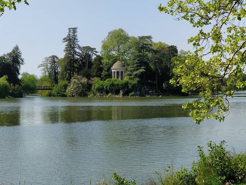 Île de Reuilly sur le lac Daumesnil dans le Bois de Vincennes près de Paris (Val-de-Marne, région Île-de-France)