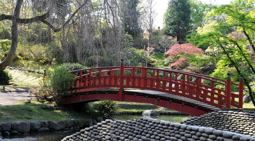 Pont japonais et jardin du musée départemental Albert-Kahn à Boulogne-Billancourt dans le département des Hauts-de-Seine