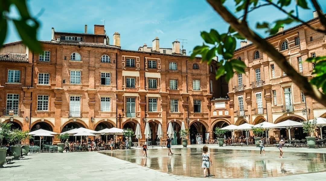 Place nationale de Montauban dans le Tarn-et-Garonne en région Occitanie