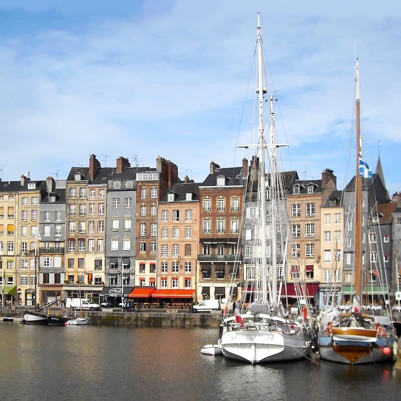 Le Vieux Bassin abrite le port de plaisance de Honfleur dans le département du Calvados en région Normandie