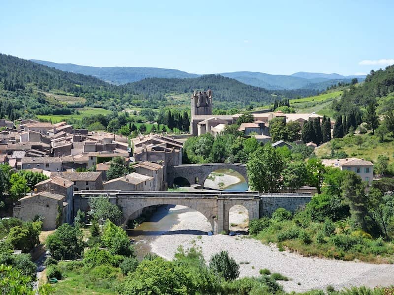 Lagrasse dans le massif des Corbières, un des plus beaux villages de France situé dans le département de l'Aude en région Occitanie