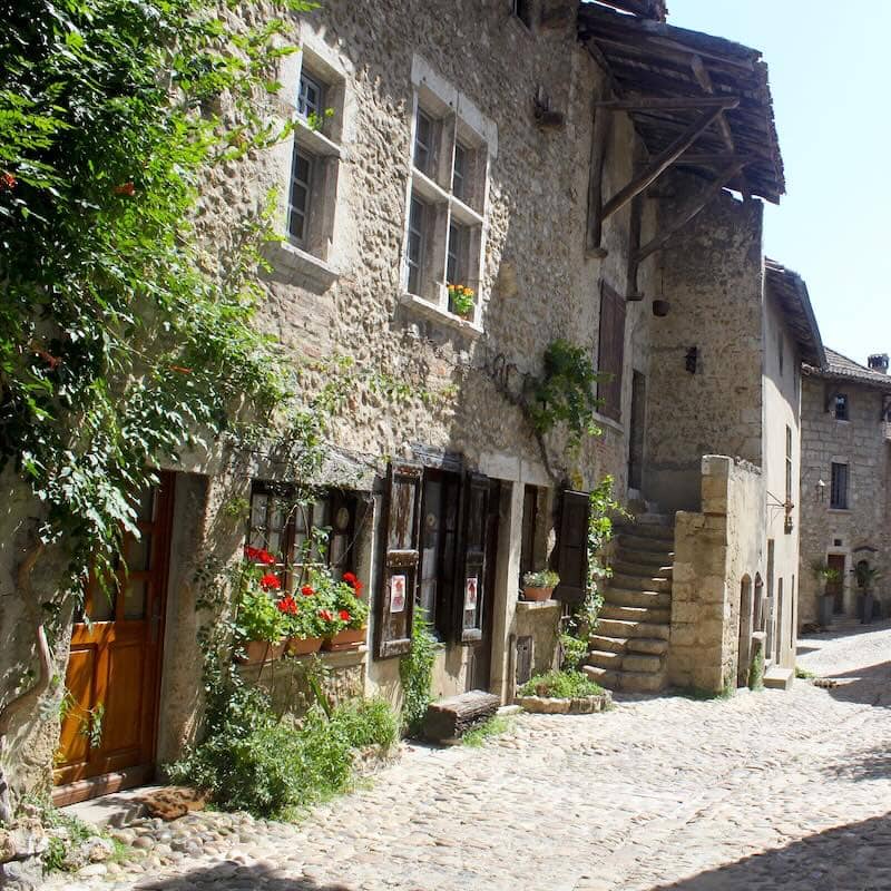 Pérouges, un des plus beaux villages de France dans le département de l'Ain