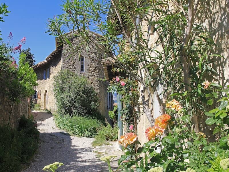 Ruelle pavée du village de Mirmande dans la Drôme