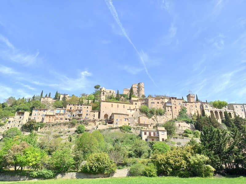 Montbrun-les-Bains, plus beau village de France et station thermale dans le Parc naturel régional des Baronnies provençales (Drôme)