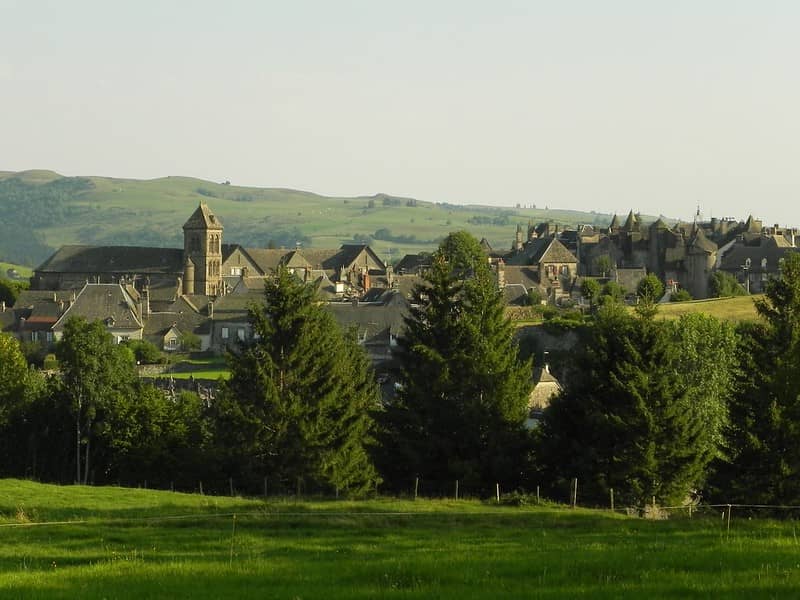 Salers, situé dans les monts du Cantal est classé parmi les plus beaux villages de France